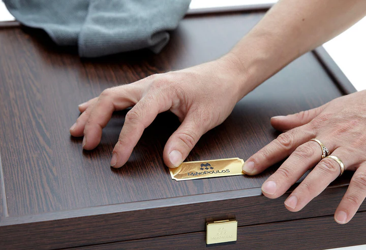 Seturi de șah și table de lux, lucrate manual, de Manopoulos