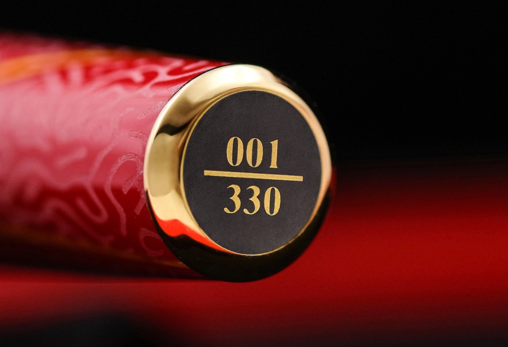 Stilou The Flash de lux, ediție limitată numerotată individual 001/330, finisaje aurii și design inspirat din universul DC Comics