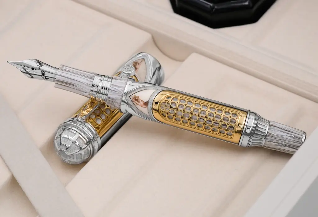 Stilou Michelangelo de lux cu finisaje aurii și argintii, design sculptural inspirat din arta Renașterii, detalii gravate.