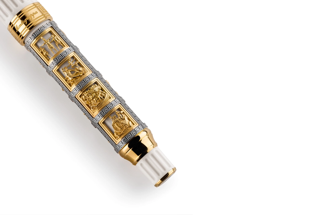 Stilou Odyssey Chapter I de lux, detalii sculpturale aurii inspirate din mitologia greacă, reliefuri narative și finisaje premium.