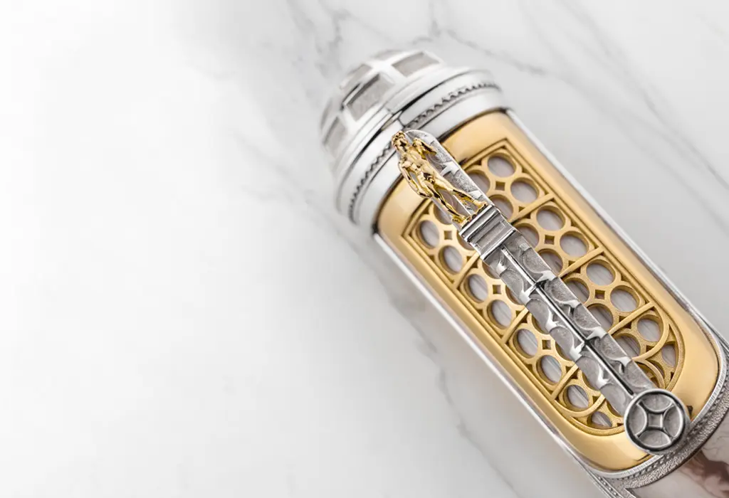 Detaliu stilou Michelangelo de lux, finisaje aurii și argintii, element sculptural inspirat din arta Renașterii.