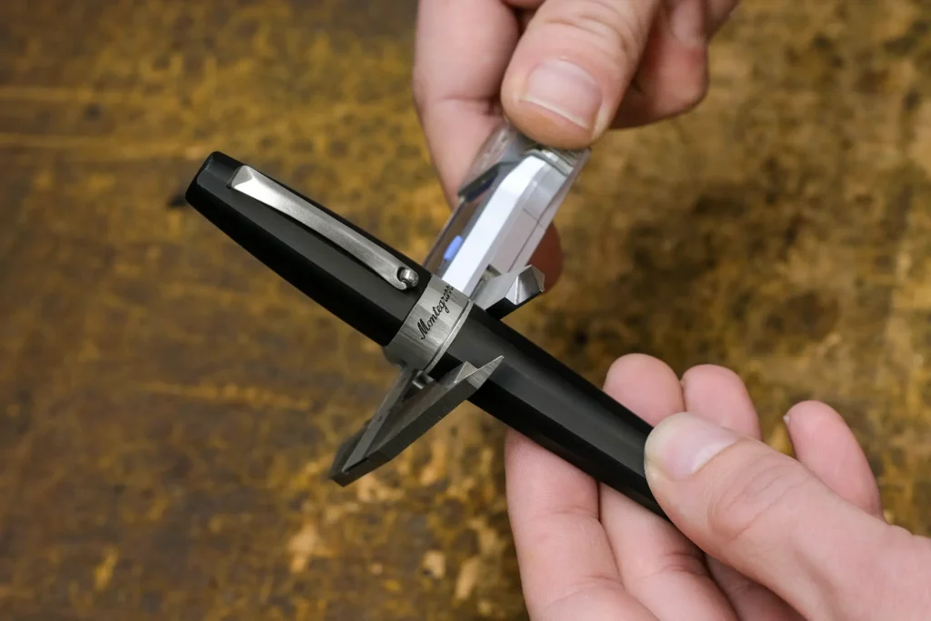 Stilou Montegrappa Magnifica măsurat cu un șubler digital, demonstrând precizia procesului de fabricație