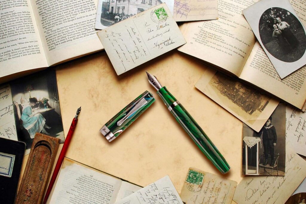 Stilou Elmo 02 verde marmorat cu peniță metalică, așezat pe fundal vintage cu scrisori, cărți și fotografii de epocă, Luxury Grand Store