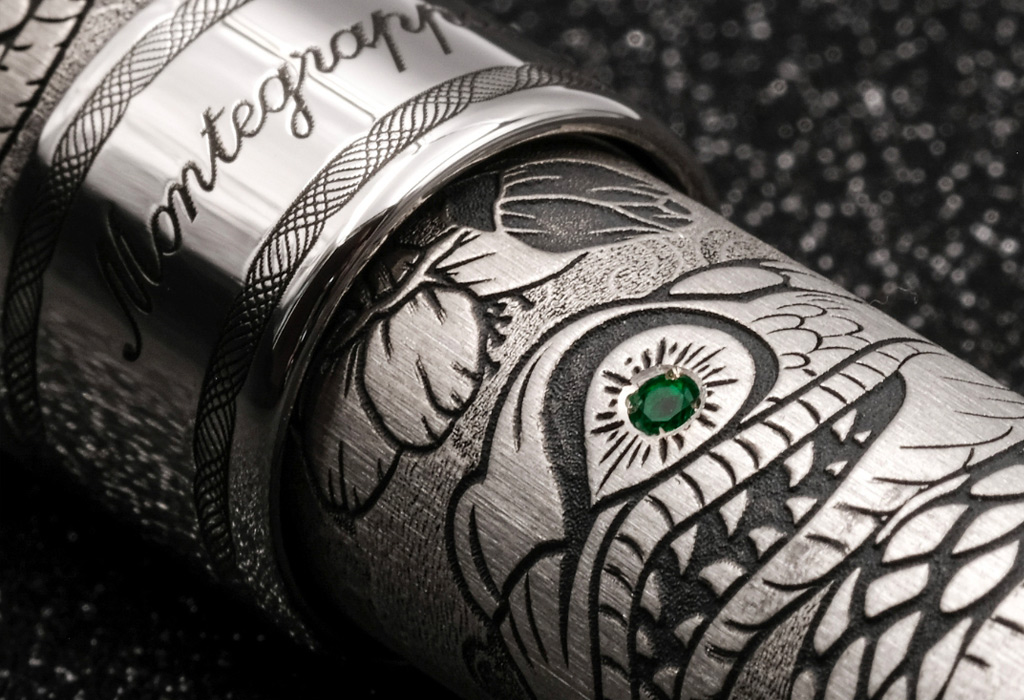 Stilou Year of the Snake de lux, detaliu gravură manuală cu motiv de șarpe, ochi accentuat cu piatră prețioasă verde.