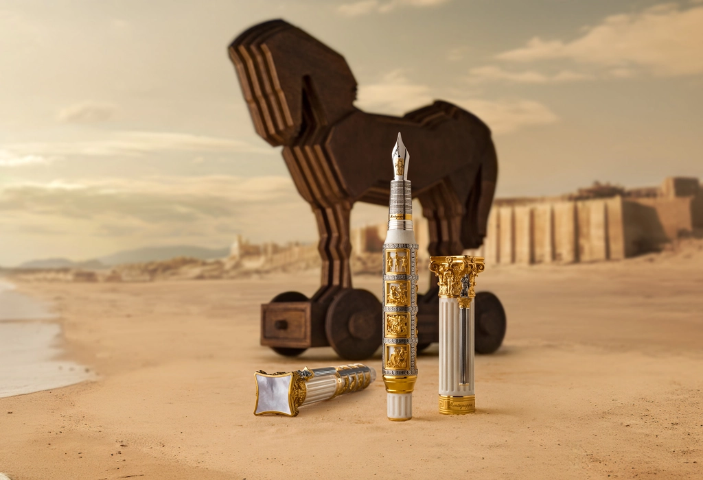 Stilou Odyssey Chapter I de lux, prezentat alături de Calul Troian, simbol al strategiei, ingeniozității și mitologiei grecești