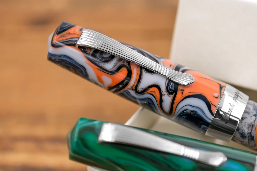 Detaliu stilou Elmo 02 cu capac marmorat portocaliu și verde, clip metalic lucios și finisaje premium, Luxury Grand Store