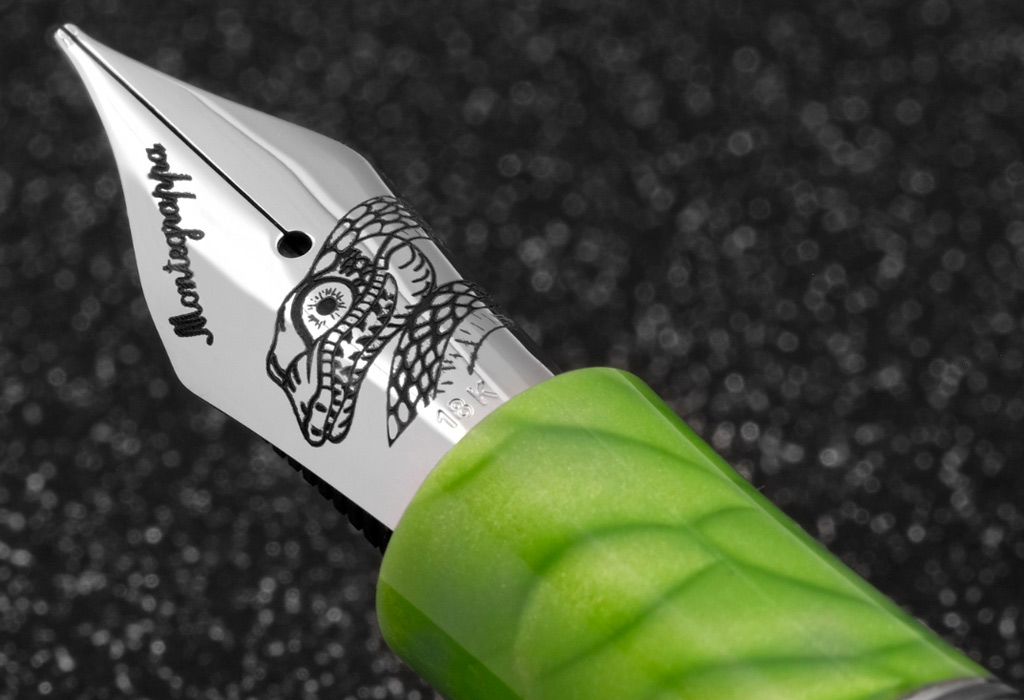 Peniță stilou Year of the Snake Montegrappa, gravură cu motiv de șarpe, aur de 18K, detalii fine realizate manual