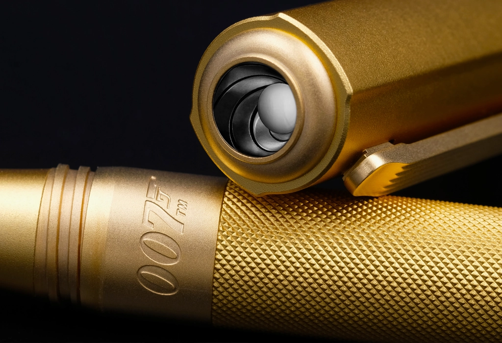 Stilou Goldfinger de lux Montegrappa, detaliu mecanism inspirat de gadgeturile James Bond, finisaj auriu texturat.