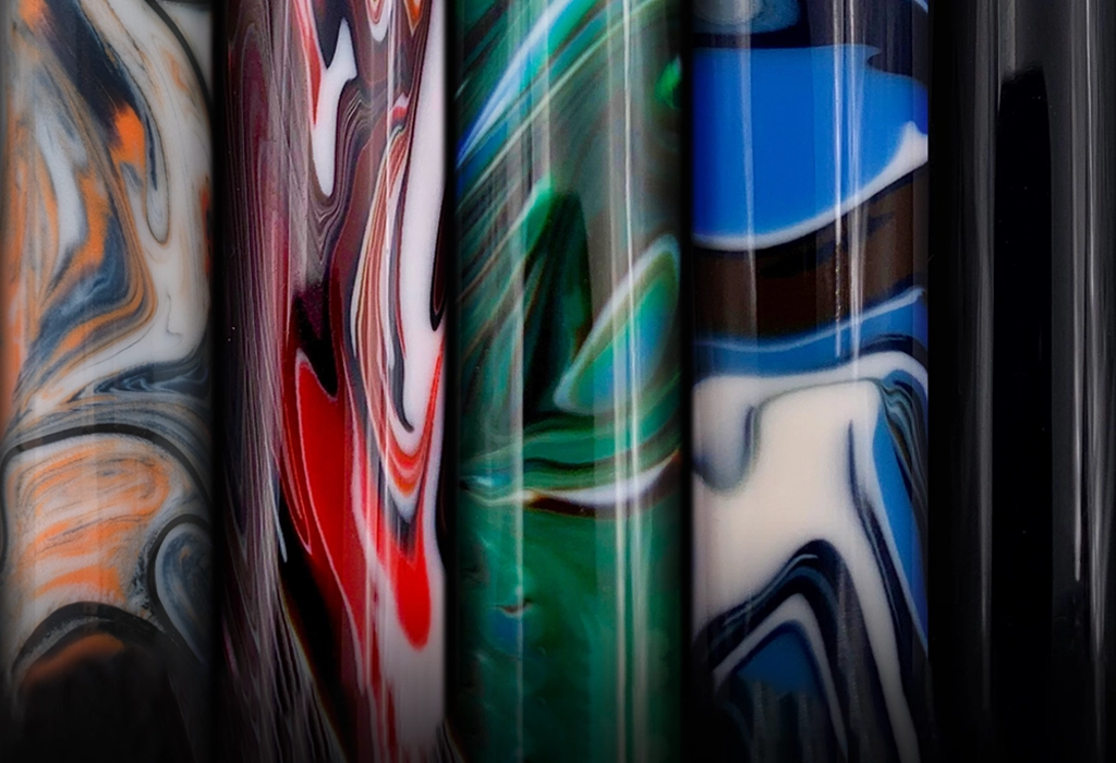 Detaliu stilouri Elmo 02 cu corpuri marmorizate multicolore, texturi fluide și finisaje lucioase, Luxury Grand Store