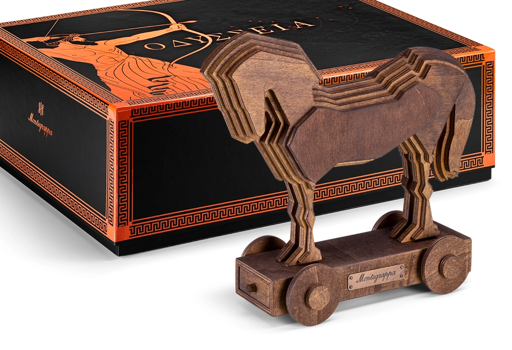 Calul Troian din lemn, simbol al mitologiei grecești, prezentat alături de cutia colecției Odyssey Chapter I Montegrappa.