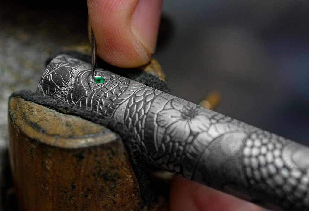 Stilou Year of the Snake de lux, gravură manuală detaliată, inserție cu piatră prețioasă, design inspirat din simbolistica orientală