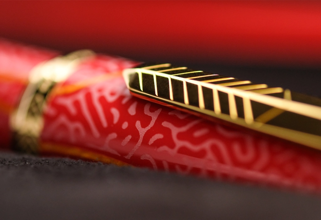 Stilou The Flash de lux, detaliu clip auriu cu design dinamic, finisaj roșu lucios inspirat din universul DC Comics.