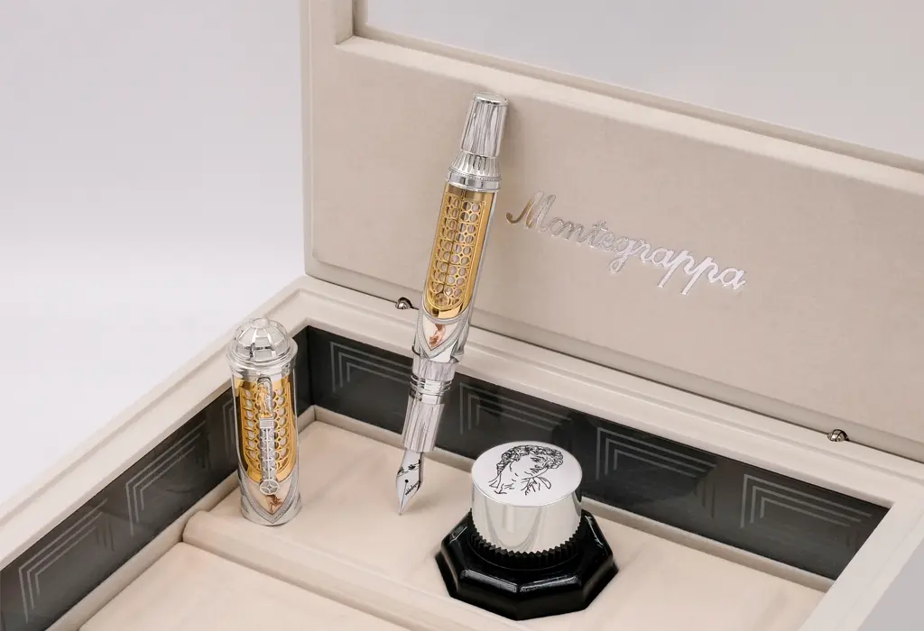 Set de lux Michelangelo Montegrappa, stilou cu design sculptural, finisaje aurii și argintii, prezentat în cutie premium cu accesorii.