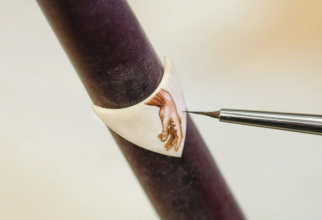 Instrument de scris Michelangelo, cu detalii aurii și argintii, inspirat din operele de artă ale renascentismului, cu un design exclusivist.